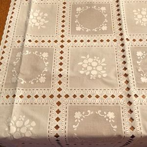 Pretty lace vintage look plastic white tablecloth